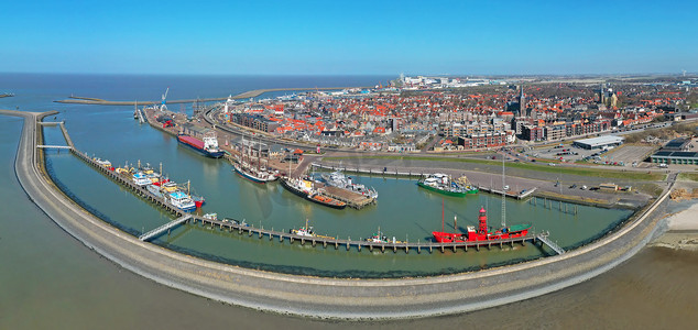 鸟瞰林摄影照片_荷兰弗里斯兰哈林根城市和港口的空中全景