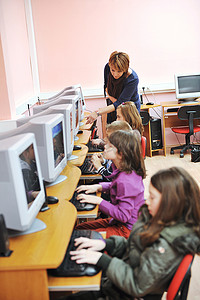 在学校对孩子进行信息技术教育