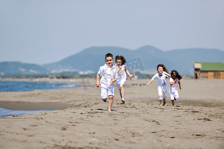 快乐的孩子们在沙滩上玩耍