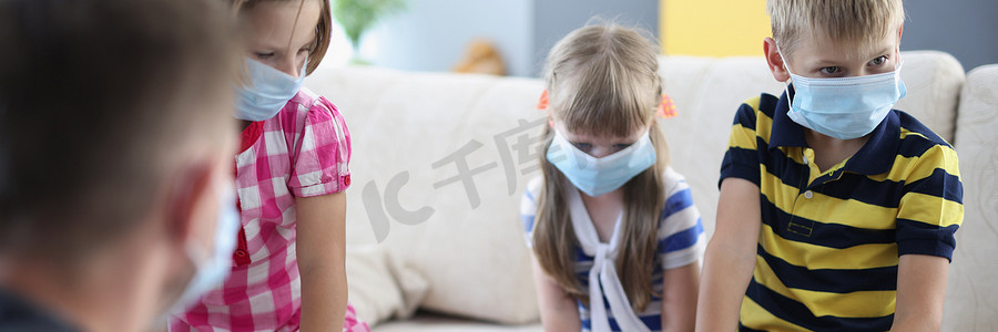 孩子们戴口罩，病毒在幼儿园传播，朋友生病了