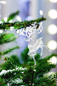 透明新年摄影照片_新年和圣诞节庆祝活动的户外装饰-鹿的透明形象。