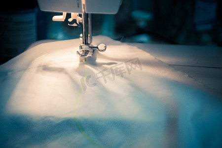 针和线特写镜头在缝纫机织物工业企业家庭的。