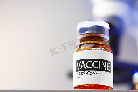 实验室桌上的 Sars-cov-2 疫苗瓶