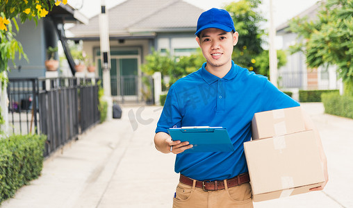 穿制服的送货员快递员拿着包裹邮筒服务运送和步行寻找和寻找客户家