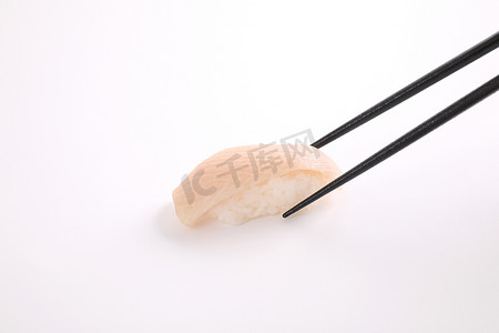 Hamachi 寿司，日本食品黄尾寿司，用筷子隔离在白色背景中