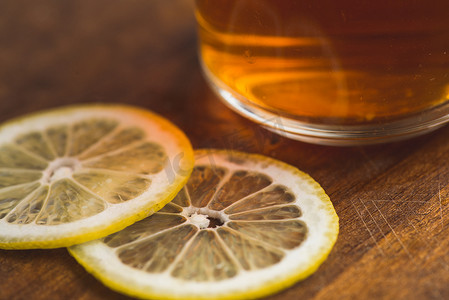 杯中和木板桌上柠檬红茶的透视图