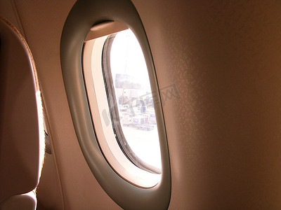 从乘客座位视图和深色背景看典型的飞机窗户，壁纸梦想氛围概念