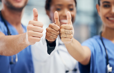 拇指拇指摄影照片_医生、护士或竖起大拇指成功、团队合作或信任医疗获胜者的目标。