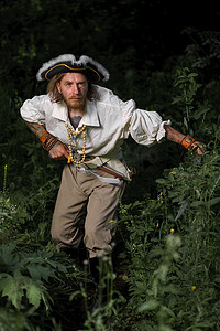 海贼船长武装海盗穿过丛林。