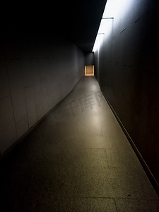 长长的走廊在建筑内部的尽头有光，在外部获得自然光形式，在空间设计建筑氛围中创造阴影
