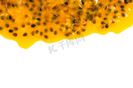 切片水果摄影照片_白色背景上的特写顶视图百香果种子，果子 f
