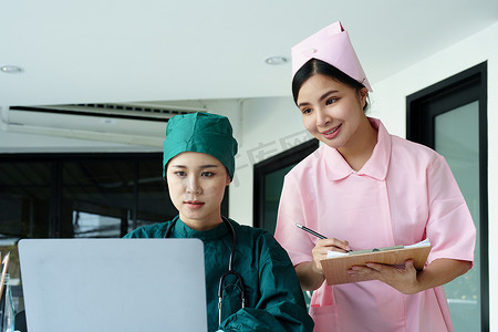 亚洲医生和护士使用计算机和文档查看患者信息。