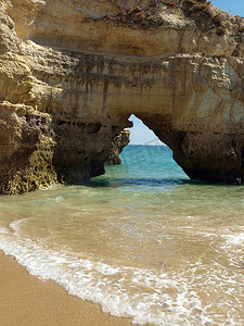 阿尔加维海岸的彩色岩石