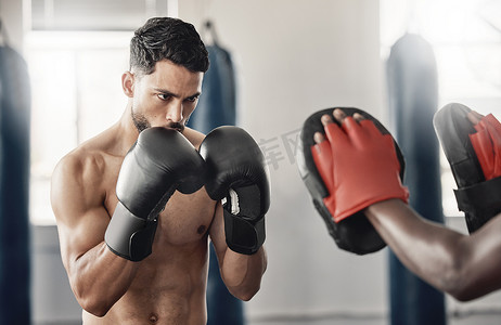 拳击馆、格斗垫和与运动员教练一起进行的男子健身有氧运动训练。