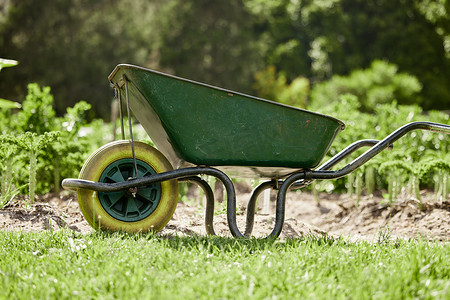 自然、农业环境或绿色乡村领域用于农作的农场或花园独轮车。
