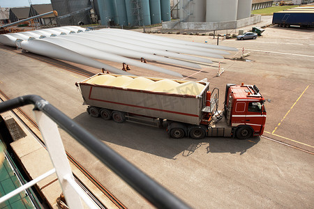 工厂货车摄影照片_工业、制造和配送作业现场的送货、货物和运输卡车。