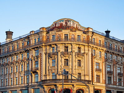 俄罗斯莫斯科-2018 年 6 月 4 日。莫斯科著名地标 Manezhnaya 广场上的国家酒店。