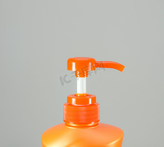 药水瓶摄影照片_橙色洗发水瓶