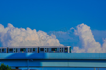 Yurikamome Tokyo Rinkai 高速铁路和 Credit Cloud