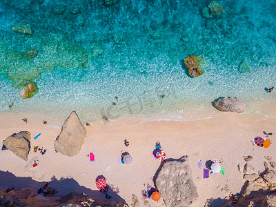Golfo di Orosei Sardina，从上面看，令人惊叹的鸟瞰海滩充满了遮阳伞，人们在碧绿的海水中晒日光浴和游泳。 