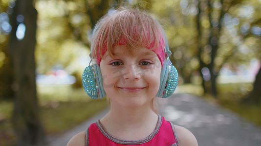 运动运动员女童训练肖像，戴耳机听最喜欢的音乐歌曲