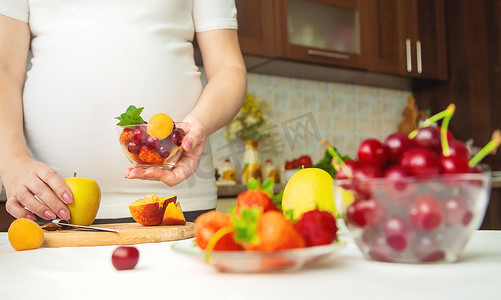 孕妇吃水果。
