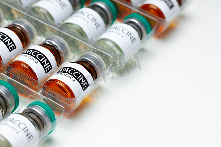 一堆 Sars-cov-2 疫苗瓶关闭