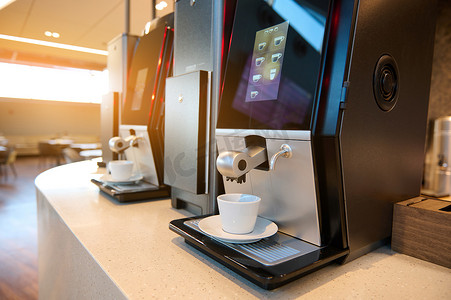 国际机场出发航站楼 VIP 休息室餐厅或自助餐厅的自助蒸汽咖啡机特写