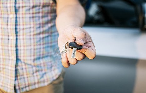 司机手拿车钥匙，男司机手拿钥匙特写，汽车租赁概念。