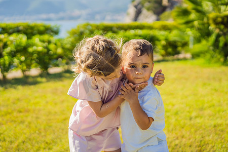 两小孩子摄影照片_两个可爱的小孩子互相拥抱和亲吻的肖像，童年概念中的爱情友谊，永远最好的朋友