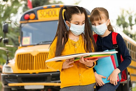 在电晕病毒大流行期间，戴着口罩的孩子们回到学校。