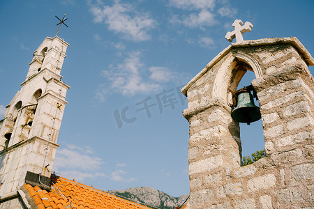 双子座花纹摄影照片_两座古老的石钟楼，钟声对着天空