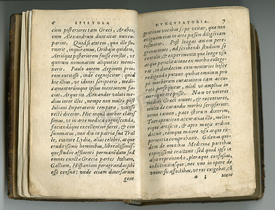 风化的拉丁文旧页。