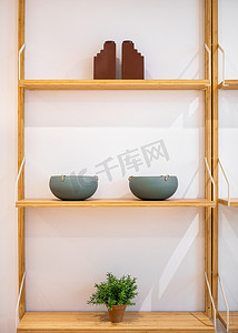 带架子、植物、碗和装饰元素的室内木架。