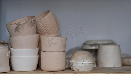 创意工作室木架上的手工陶瓷陶器