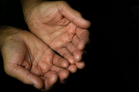 手掌摄影照片_特写，两只胖乎乎的手，手掌皱纹，朝着一位老妇人的顶部，黑色背景，有复制空间。