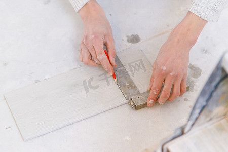 量房摄影照片_测量房屋内的瓷砖修复情况。