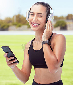 耳机、健身和智能手机，女性在运动场上听励志播客或户外音乐，并配有肖像。