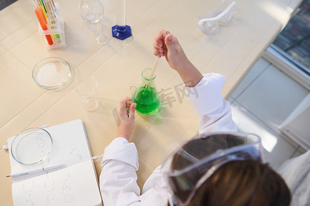 在化学课的实验中，使用试管的顶视图小学生滴几滴化学溶液