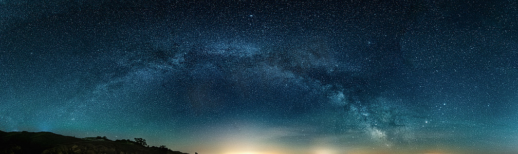 银河惊人的全景风景视图在夜空