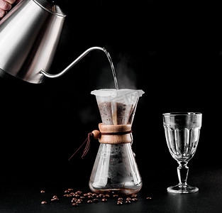 Chemex 咖啡机是一款手动手冲式玻璃咖啡机。 