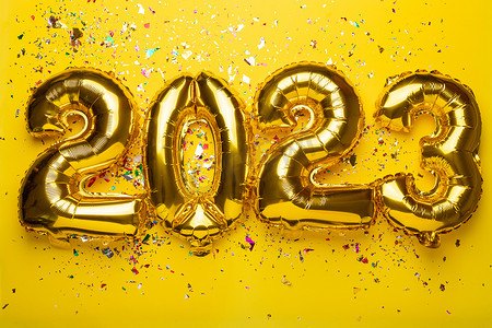 2023 年新年快乐，有五彩纸屑和气球