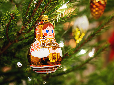 传统玩具摄影照片_俄罗斯套娃，俄罗斯传统嵌套娃娃，圣诞树的老式玩具。