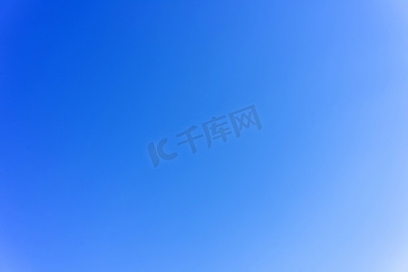 x展架模板摄影照片_浅蓝色渐变天空。