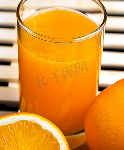 榨橙汁意味着热带水果和多汁