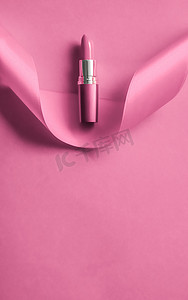 粉色假日背景上的豪华口红和丝带、化妆品和化妆品平铺，用于美容品牌产品设计