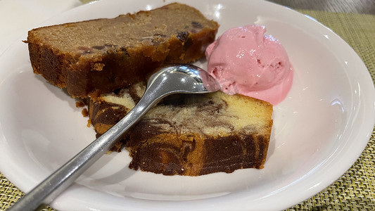 切片水果摄影照片_新鲜水果蛋糕和大理石磅蛋糕，白盘上有草莓冰淇淋