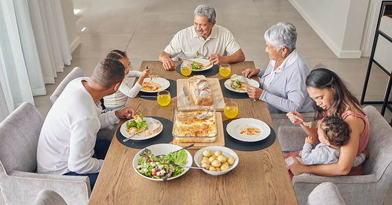 来自墨西哥的家庭、晚餐和人们在活动、节日庆典或家庭聚餐中吃东西。