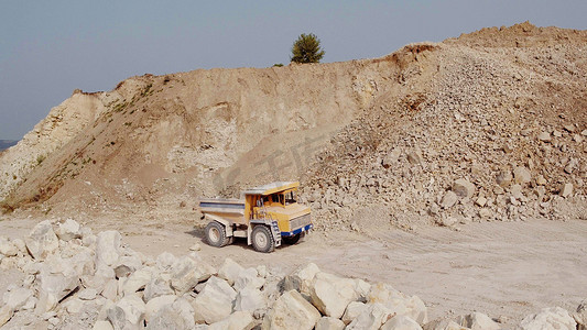 矿用卡车正在装载矿石行驶在铁矿矿山。