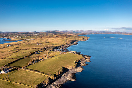 鸟瞰巴利德兰令人惊叹的岩石海岸，包括爱尔兰多尼戈尔郡圣约翰角的环形堡垒。